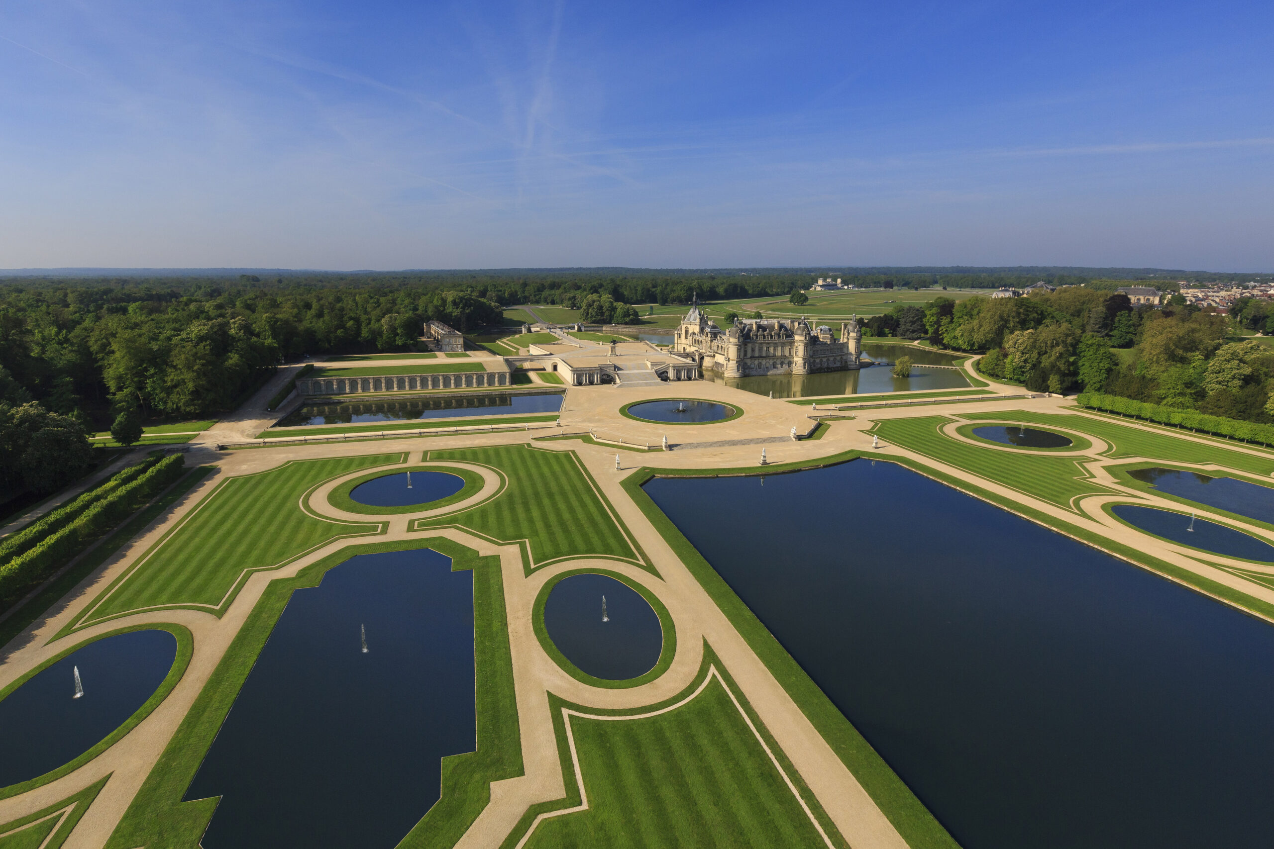 CHANTILLY : LE CHATEAU, LES JARDINS, LE PARC, LE SPECTACLE EQUESTRE